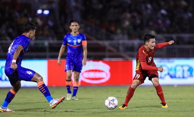 HLV của Pau FC nêu lý do ít dùng Quang Hải - Ảnh 2.
