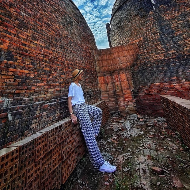 The hundred-year-old brick kiln in Sa Dec, tinged with moss, attracts curious tourists - Photo 6.