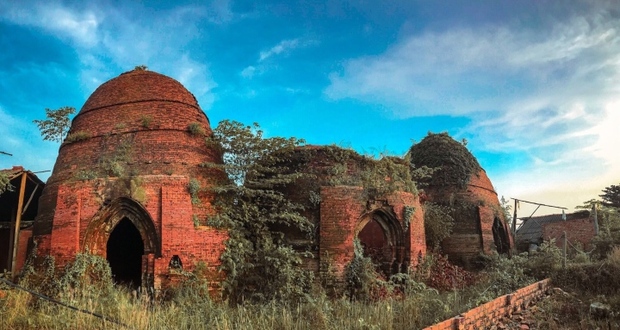 The hundred-year-old brick kiln in Sa Dec, tinged with moss, attracts curious tourists - Photo 2.