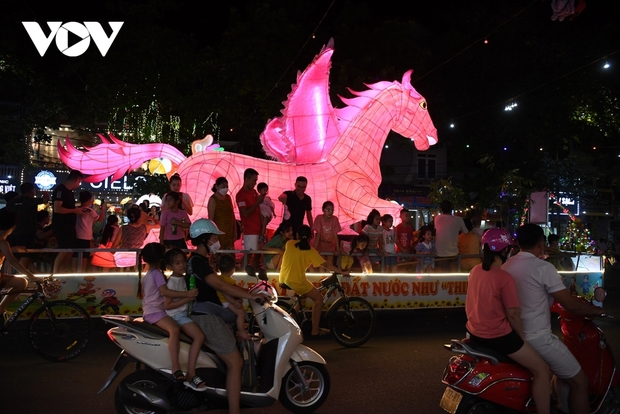 Biển người xuống đường rước đèn Trung thu khổng lồ ở Tuyên Quang Biển người xuống đường rước đèn Trung thu khổng lồ ở Tuyên Quang