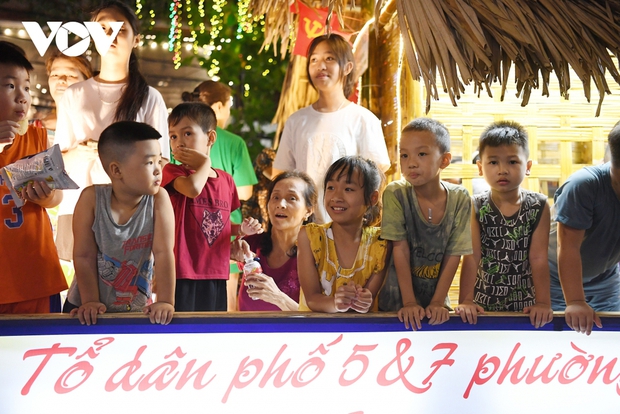 Trẻ em háo hức, thích thú khi được ngồi trên xe mô hình rước đèn khắp các con phố. Nhìn thấy ánh mắt hân hoan của con trẻ, người lớn cũng hạnh phúc khi được trở về miền ký ức tuổi thơ trong những đêm trăng rằm sáng tỏ Trẻ em háo hức, thích thú khi được ngồi trên xe mô hình rước đèn khắp các con phố. Nhìn thấy ánh mắt hân hoan của con trẻ, người lớn cũng hạnh phúc khi được trở về miền ký ức tuổi thơ trong những đêm trăng rằm sáng tỏ.