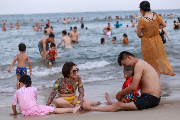 Photo: Da Nang beach is full of people on the occasion of September 2 - Photo 16.