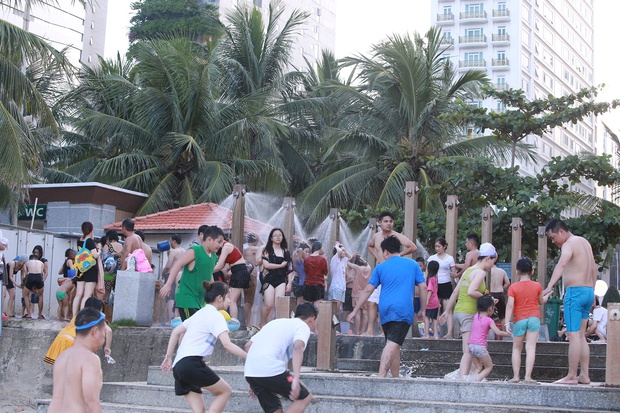 Photo: Da Nang beach is full of people on the occasion of September 2 - Photo 20.