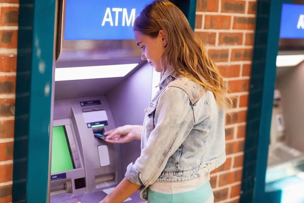 Điều ít biết về tiến sĩ gốc Việt thay da đổi thịt máy ATM, tạo ra cách mạng toàn cầu - Ảnh 3.