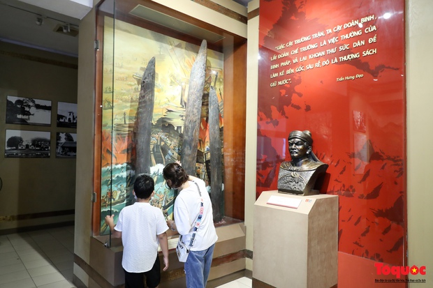 Đông đảo du khách tìm đến những địa chỉ đỏ ở Hà Nội trong dịp Tết Độc lập - Ảnh 22.