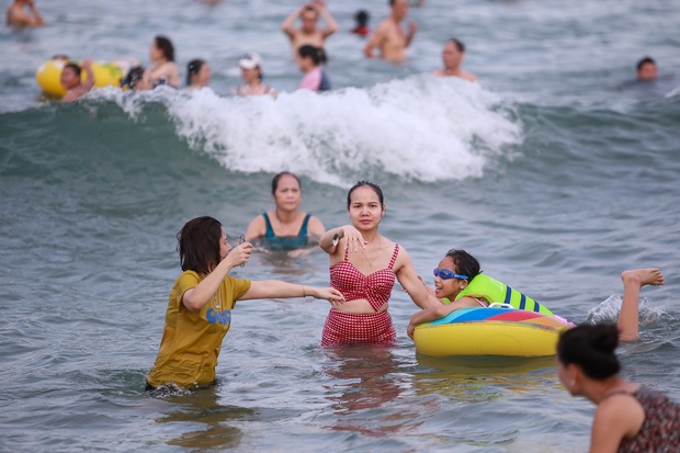 Photo: Da Nang beach is crowded with people on the occasion of September 2 - Photo 6.