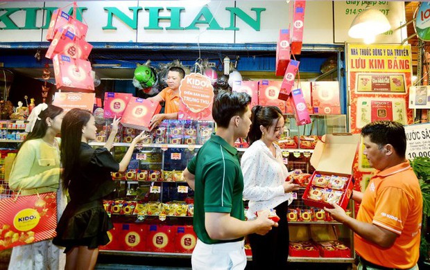 Tranh thủ nghỉ lễ, người dân xếp hàng mua bánh trung thu - Ảnh 6.
