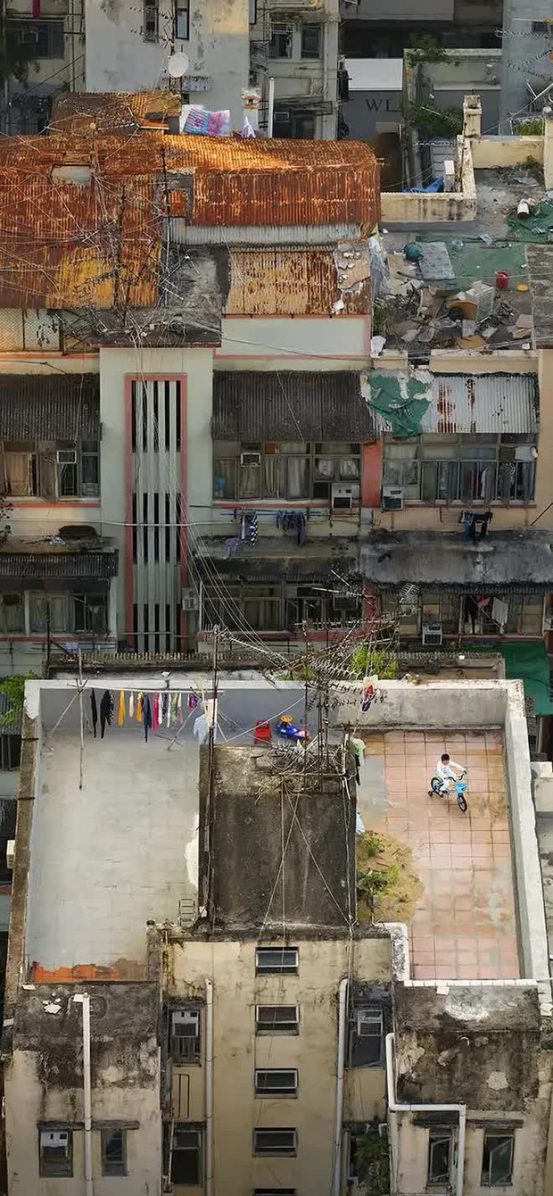Nhiếp ảnh gia dành 4 năm chụp khung cảnh sân thượng, phản ánh cuộc sống bình dị tại khu dân cư sầm uất bậc nhất châu Á - Ảnh 10.