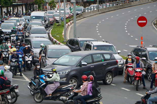 Kẹt xe khắp ngả đường ở TP.HCM trong ngày đầu cấm lưu thông trên cầu vượt Nguyễn Hữu Cảnh - Ảnh 8.