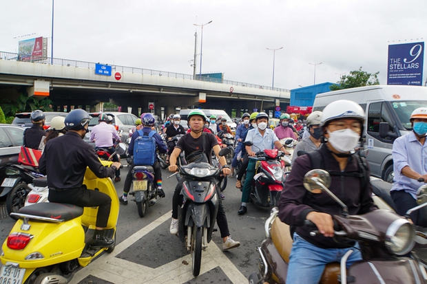 Kẹt xe khắp ngả đường ở TP.HCM trong ngày đầu cấm lưu thông trên cầu vượt Nguyễn Hữu Cảnh - Ảnh 7.