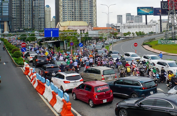 Kẹt xe khắp ngả đường ở TP.HCM trong ngày đầu cấm lưu thông trên cầu vượt Nguyễn Hữu Cảnh - Ảnh 5.