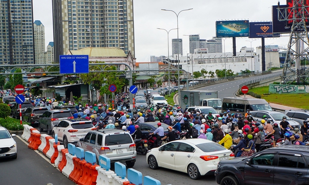 Kẹt xe khắp ngả đường ở TP.HCM trong ngày đầu cấm lưu thông trên cầu vượt Nguyễn Hữu Cảnh - Ảnh 3.