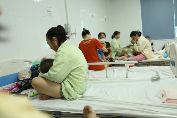 Nhiều bệnh viện ở Hà Nội quá tải bệnh nhi, một bác sĩ chăm 20 trẻ - Ảnh 2.