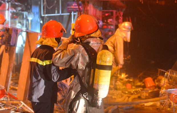 Ảnh, clip: Hiện trường vụ cháy 3 kiot ở Hà Nội trong đêm, nhiều người thoát nạn - Ảnh 11.