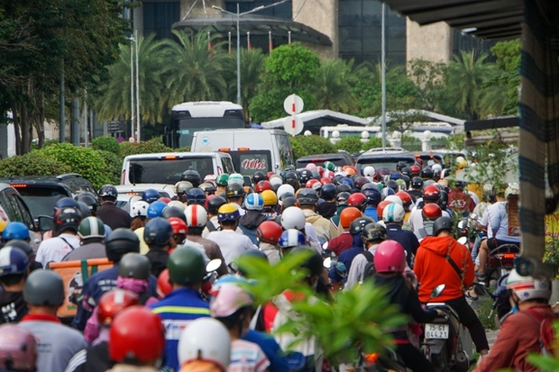 Kẹt xe khắp ngả đường ở TP.HCM trong ngày đầu cấm lưu thông trên cầu vượt Nguyễn Hữu Cảnh - Ảnh 17.