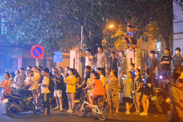 Ảnh, clip: Hiện trường vụ cháy 3 kiot ở Hà Nội trong đêm, nhiều người thoát nạn - Ảnh 9.