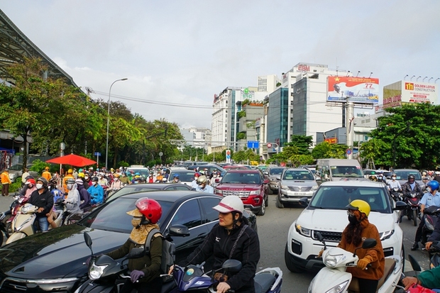 Kẹt xe khắp ngả đường ở TP.HCM trong ngày đầu cấm lưu thông trên cầu vượt Nguyễn Hữu Cảnh - Ảnh 15.