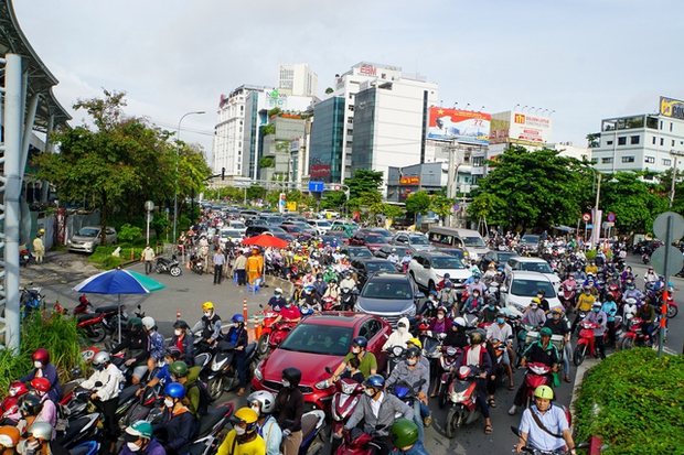 Kẹt xe khắp ngả đường ở TP.HCM trong ngày đầu cấm lưu thông trên cầu vượt Nguyễn Hữu Cảnh - Ảnh 12.