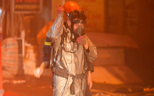 Ảnh, clip: Hiện trường vụ cháy 3 kiot ở Hà Nội trong đêm, nhiều người thoát nạn - Ảnh 4.