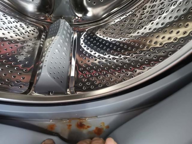 Giặt quần áo xong nên mở hay đóng cửa máy giặt? - Ảnh 1.