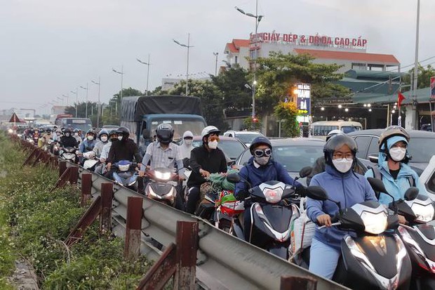 Ảnh: Người dân ùn ùn trở lại Hà Nội và TP.HCM sau kỳ nghỉ, tai nạn giao thông khiến cửa ngõ vào Thủ đô tắc dài - Ảnh 13.