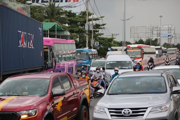 Ảnh: Người dân ùn ùn trở lại Hà Nội và TP.HCM sau kỳ nghỉ, tai nạn giao thông khiến cửa ngõ vào Thủ đô tắc dài - Ảnh 25.