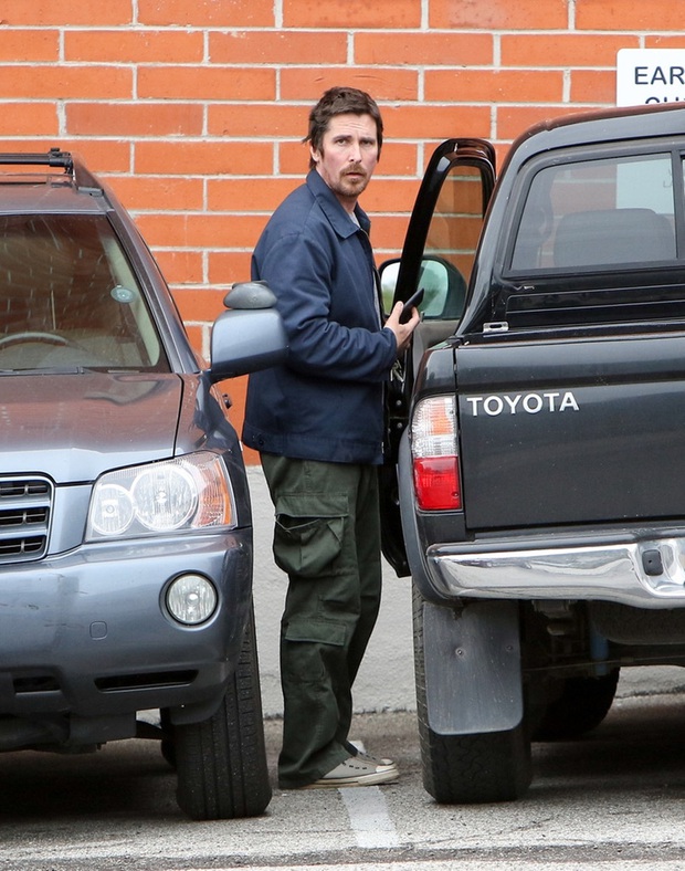 Vì sao Người Dơi Christian Bale có 120 triệu USD nhưng chỉ lái xe Toyota cũ thay vì Ferrari? - Ảnh 5.