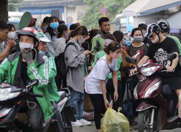 Ảnh: Người dân ùn ùn trở lại Hà Nội và TP.HCM sau kỳ nghỉ, tai nạn giao thông khiến cửa ngõ vào Thủ đô tắc dài - Ảnh 10.