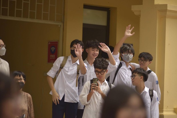 Toàn cảnh lễ khai giảng năm học mới 2022 - 2023: Ngắn mà vui, nổi bật nhất vẫn là dàn nữ sinh mặc áo dài thướt tha! - Ảnh 11.