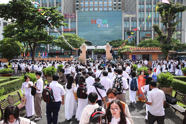 Toàn cảnh lễ khai giảng năm học mới 2022 - 2023: Ngắn mà vui, nổi bật nhất vẫn là dàn nữ sinh mặc áo dài thướt tha! - Ảnh 39.