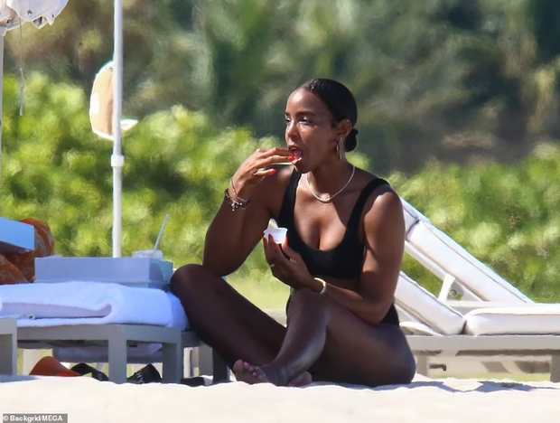 Nữ hoàng R&B Kelly Rowland khoe dáng gợi cảm ở biển - Ảnh 2.