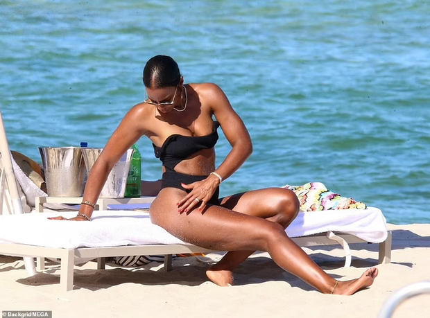 Nữ hoàng R&B Kelly Rowland khoe dáng gợi cảm ở biển - Ảnh 6.