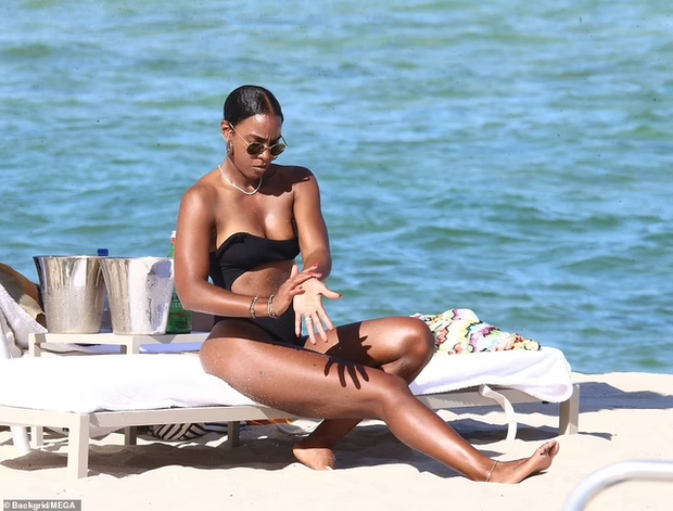 Nữ hoàng R&B Kelly Rowland khoe dáng gợi cảm ở biển - Ảnh 8.