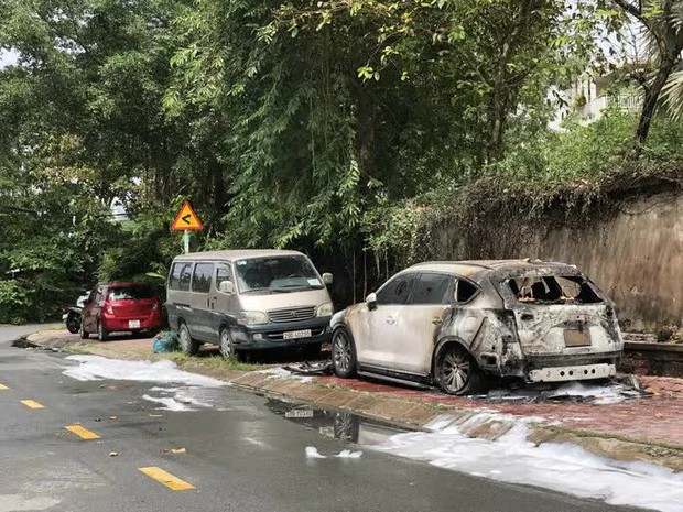 Xế hộp bất ngờ bùng lửa, cháy dữ dội trên vỉa hè ở TP Thủ Đức - Ảnh 1.