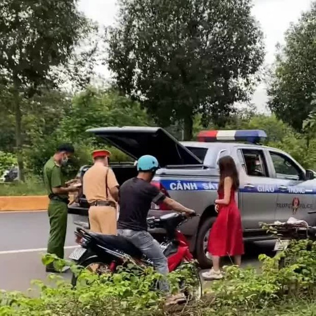 Phạt nữ tài xế lái xe như diễn xiếc ở Bình Phước 70 triệu đồng - Ảnh 2. Phạt nữ tài xế lái xe như diễn xiếc ở Bình Phước 70 triệu đồng - Ảnh 2.
