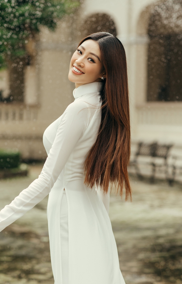 Hoa hậu Khánh Vân rạng rỡ trong bộ ảnh áo dài ngày tựu trường - Ảnh 1.