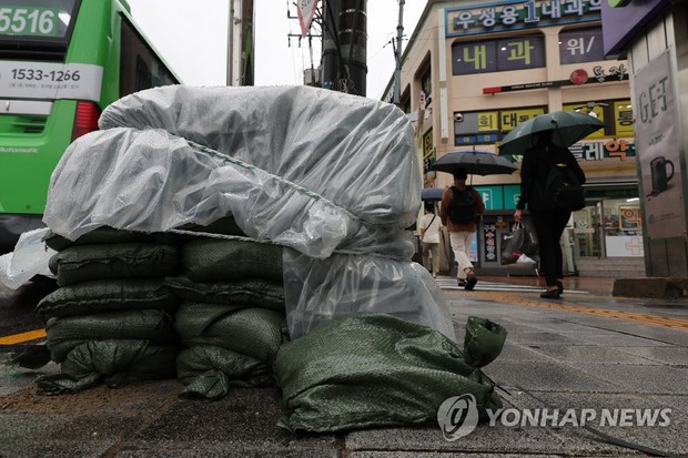 Sau mưa lũ ngập lút nhà cửa, người Hàn sợ run trước trận bão lịch sử - Ảnh 2.