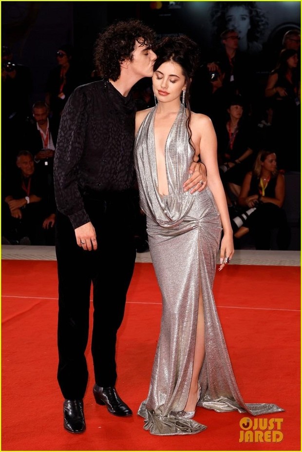 Irina Shayk khoe lưng trần gợi cảm, nữ doanh nhân lộ vòng một như biến dạng - Ảnh 14.