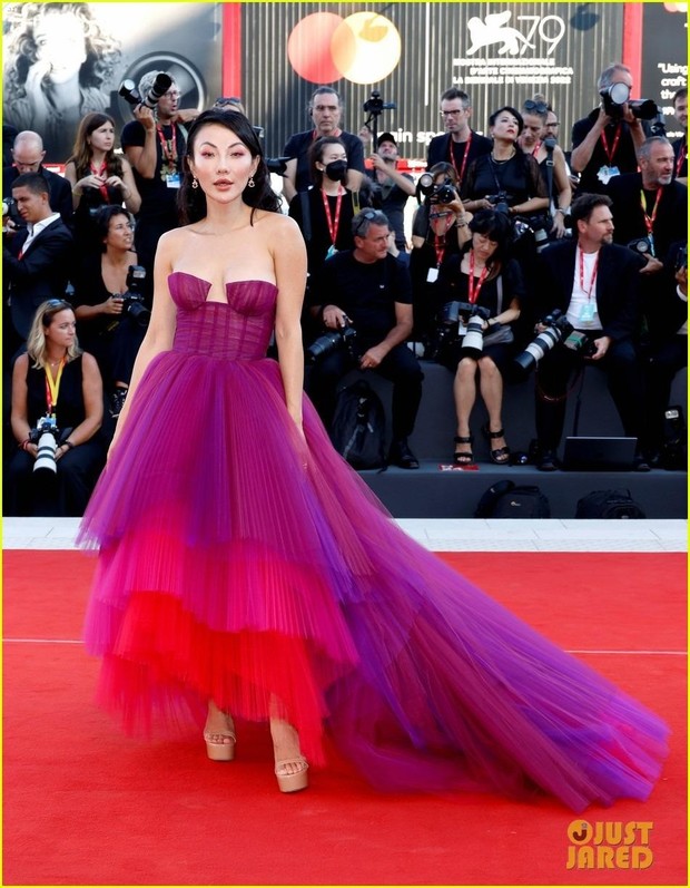 Irina Shayk khoe lưng trần gợi cảm, nữ doanh nhân lộ vòng một như biến dạng - Ảnh 9.