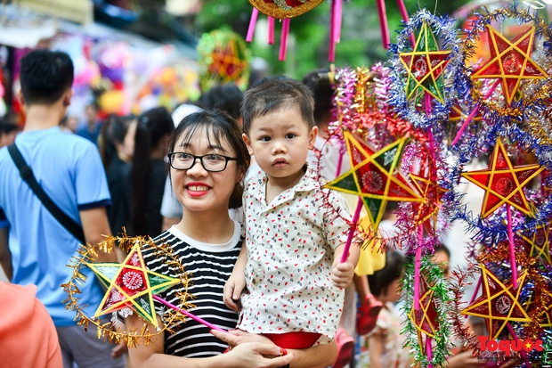 Tranh thủ dịp nghỉ lễ, đông đảo người dân đã có mặt tại con phố Trung thu này để vui chơi, mua sắm và chụp ảnh.