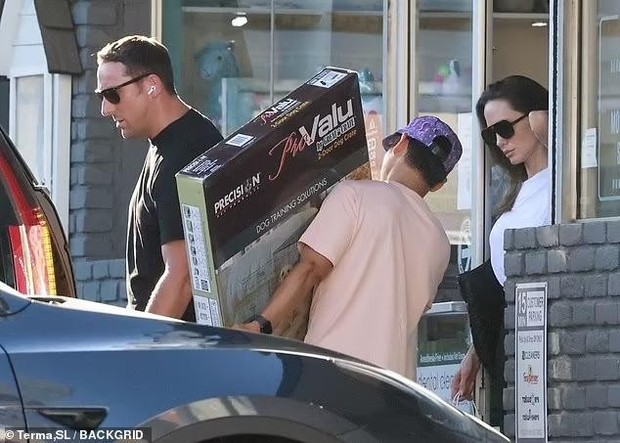 Pax Thiên hộ tống mẹ Angelina Jolie đi mua sắm - Ảnh 3.