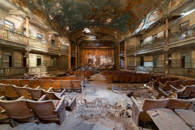 Bên trong những nhà hát bị bỏ hoang trên khắp thế giới, nơi dưới lớp bụi là những công trình nghệ thuật - Ảnh 8.