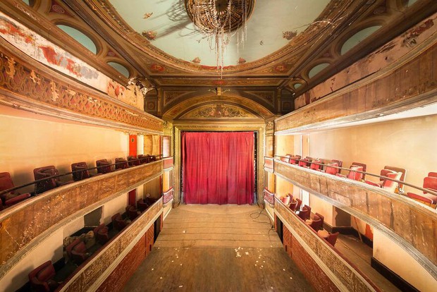 Bên trong những nhà hát bị bỏ hoang trên khắp thế giới, nơi dưới lớp bụi là những công trình nghệ thuật - Ảnh 3.