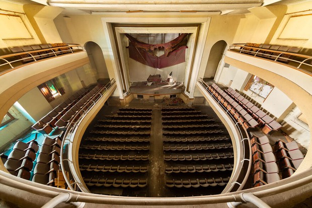 Bên trong những nhà hát bị bỏ hoang trên khắp thế giới, nơi dưới lớp bụi là những công trình nghệ thuật - Ảnh 7.
