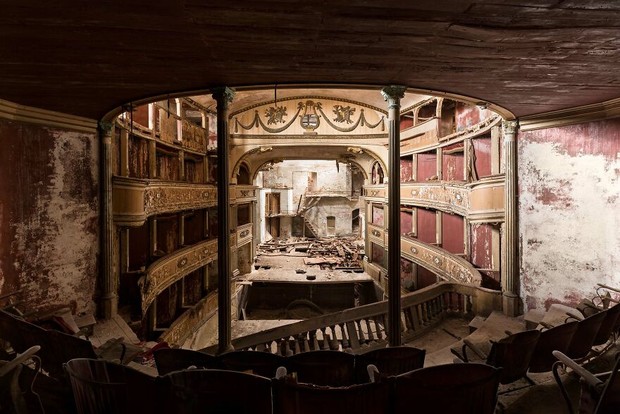 Bên trong những nhà hát bị bỏ hoang trên khắp thế giới, nơi dưới lớp bụi là những công trình nghệ thuật - Ảnh 2.