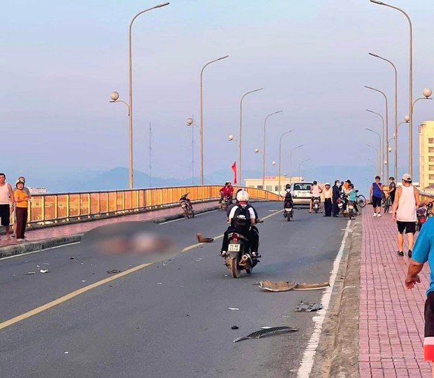 Ô tô đâm liên hoàn trên cầu Nhật Lệ, 3 người thương nặng - Ảnh 1. Ô tô đâm liên hoàn trên cầu Nhật Lệ, 3 người thương nặng - Ảnh 1.