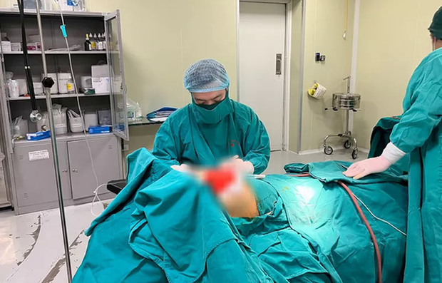 Nhiễm trùng, hoại tử da sau phẫu thuật thu gọn ngực - Ảnh 1. Nhiễm trùng, hoại tử da sau phẫu thuật thu gọn ngực - Ảnh 1.