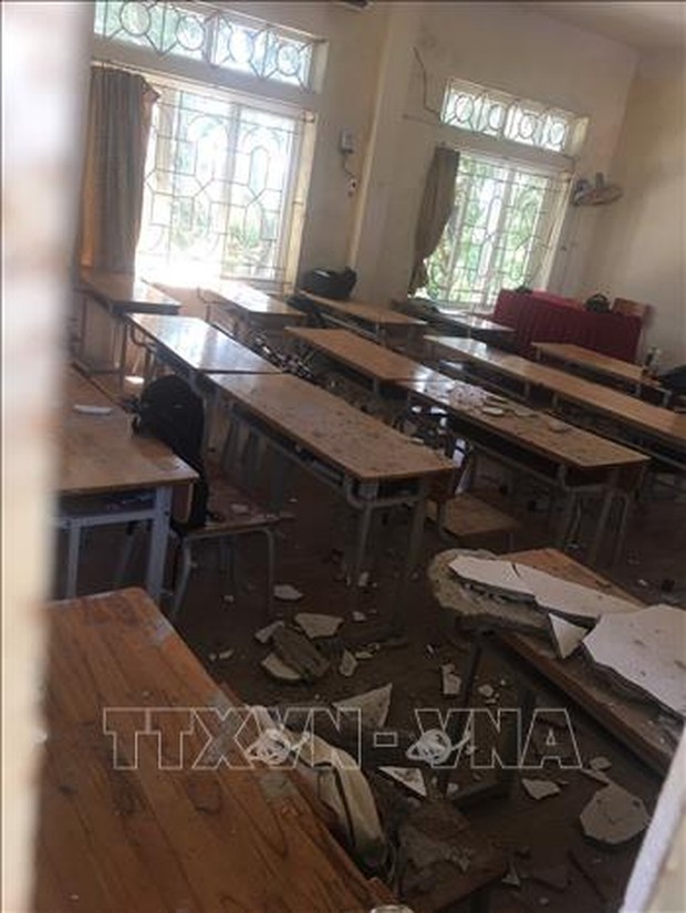 Rơi vữa trần phòng học, 2 học sinh ở Mê Linh (Hà Nội) bị thương - Ảnh 1.