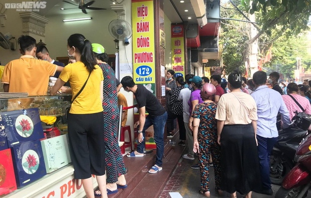 Ảnh: Người dân xếp hàng từ sáng sớm mua loại bánh Trung thu nức tiếng Hải Phòng - Ảnh 12.