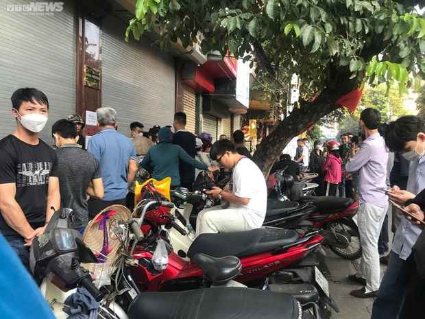 Ảnh: Người dân xếp hàng từ sáng sớm mua loại bánh Trung thu nức tiếng Hải Phòng - Ảnh 7.